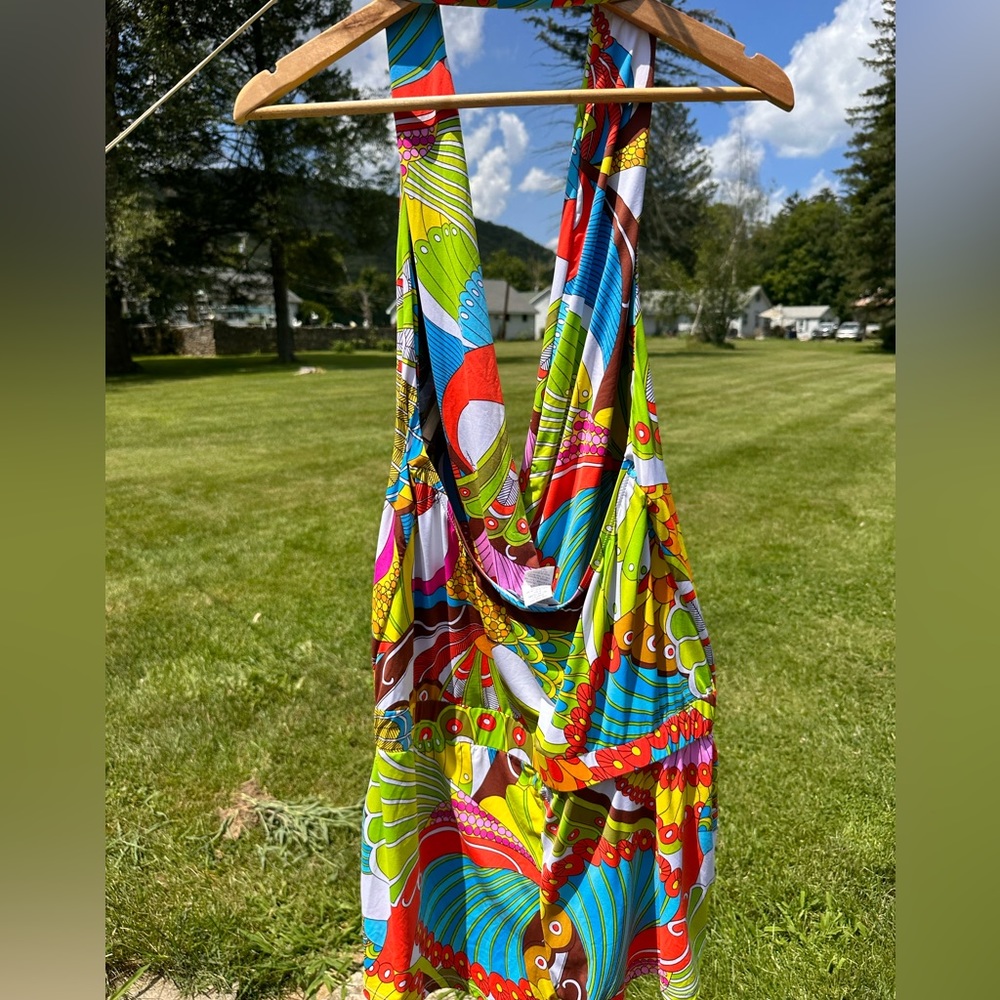 TRINA TURK MOD ABSRACT RETRO HALTER ROMPER
WOMEN'S SIZE Large